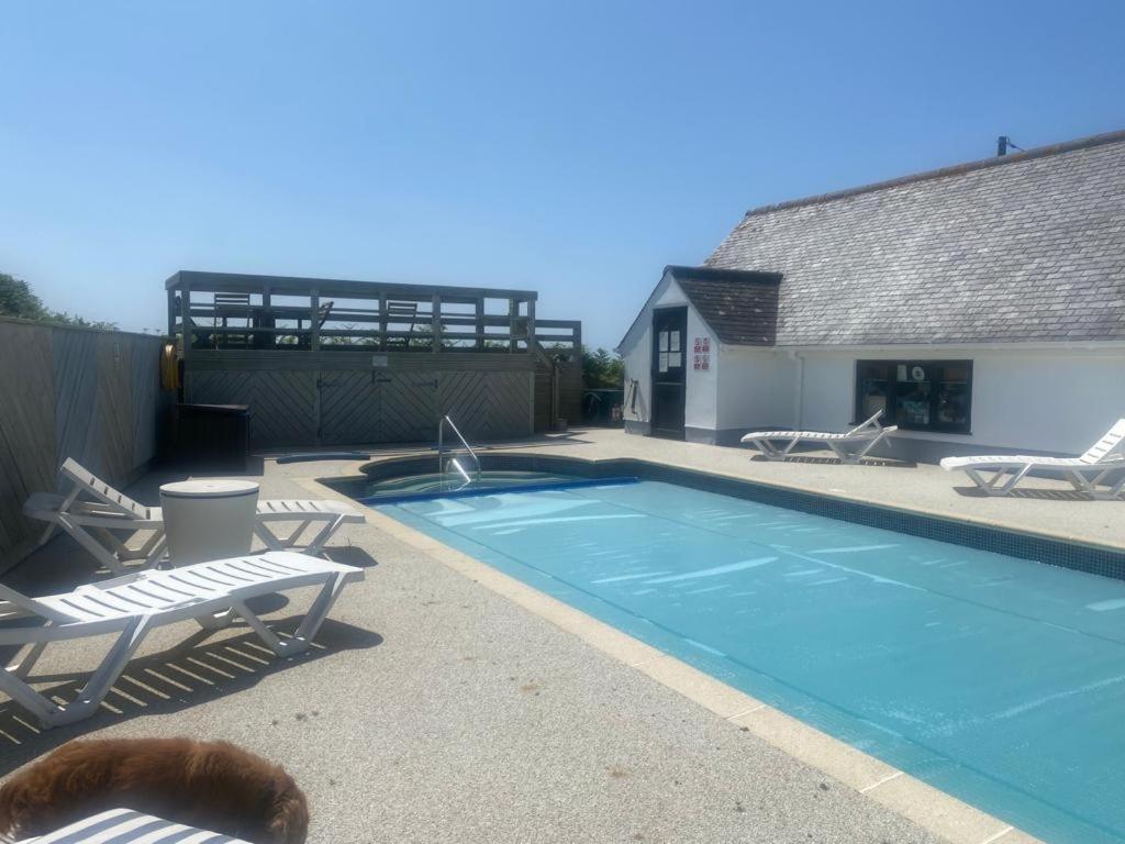 2 Bedroom Cottage Sleeps 4, With Pool Use, سنن المظهر الخارجي الصورة